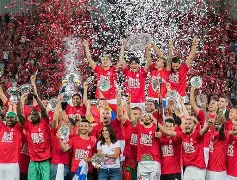 传奇球星博比查尔顿